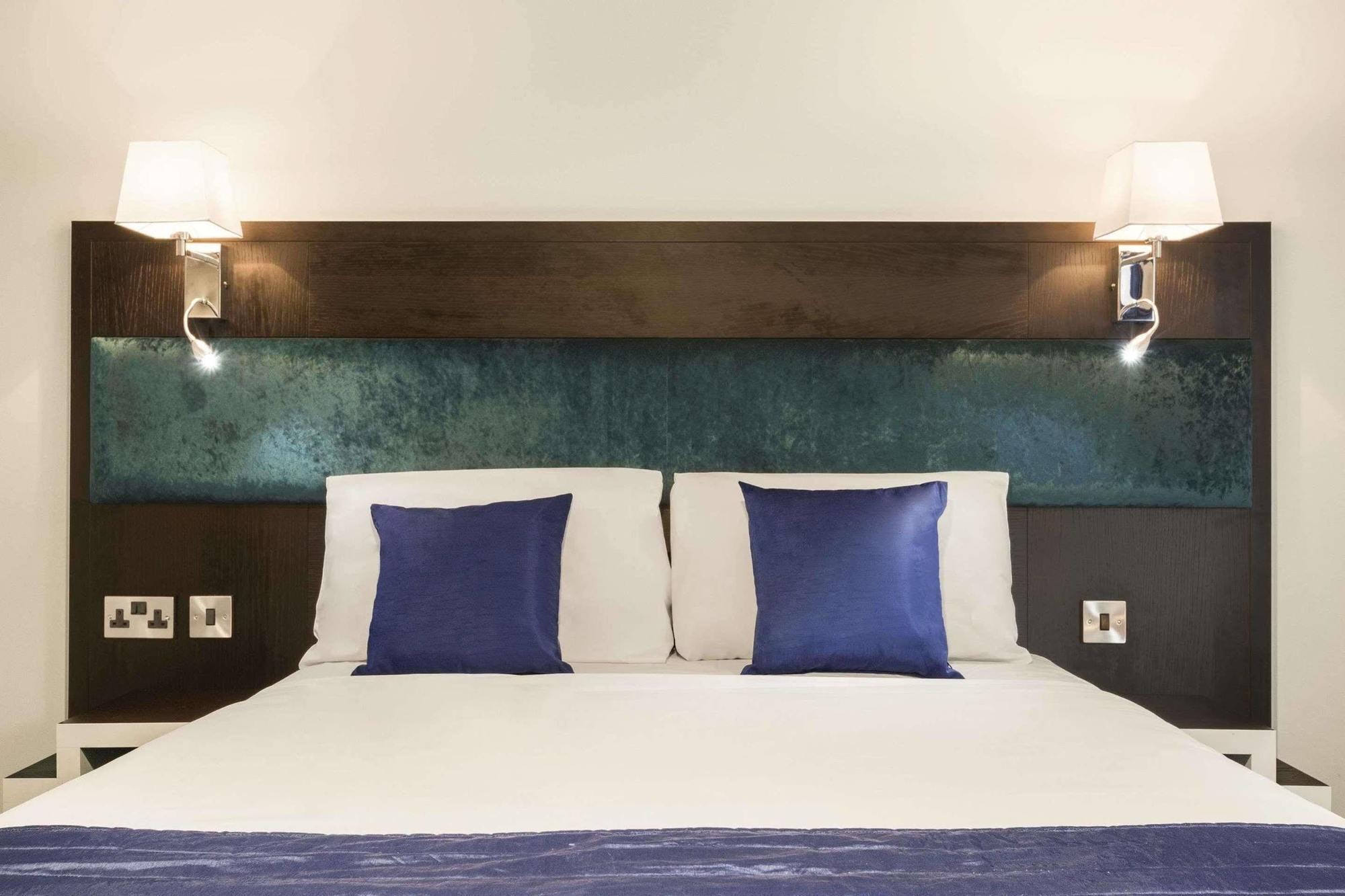 Отель Ramada Oxford Вотерсток Экстерьер фото